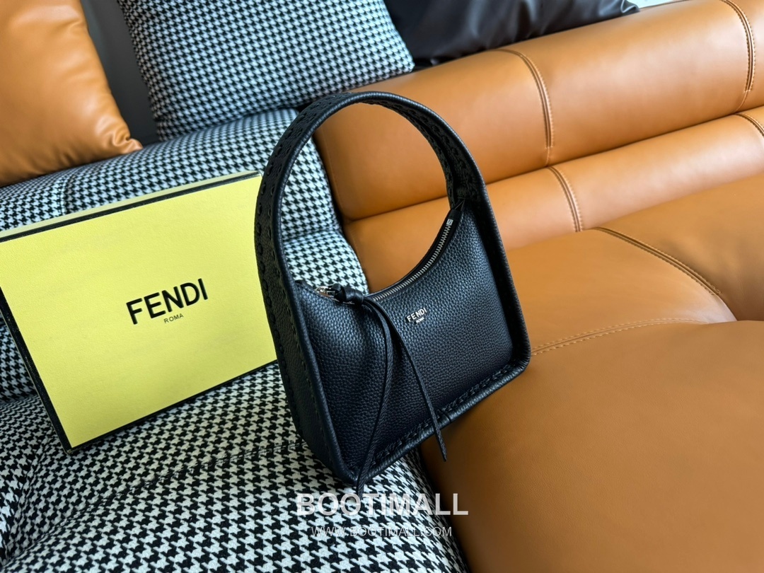 Fendi Fendessence Cuoio Romano Leather Crescent Bag 펜디 펜데센스 쿠오이오 로마노 가죽 크레센트 숄더백 094M68 28cm 2