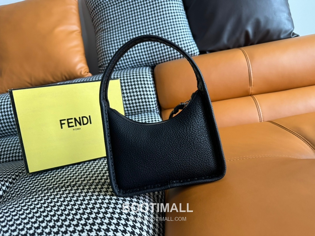 Fendi Fendessence Cuoio Romano Leather Crescent Bag 펜디 펜데센스 쿠오이오 로마노 가죽 크레센트 숄더백 094M68 28cm 4