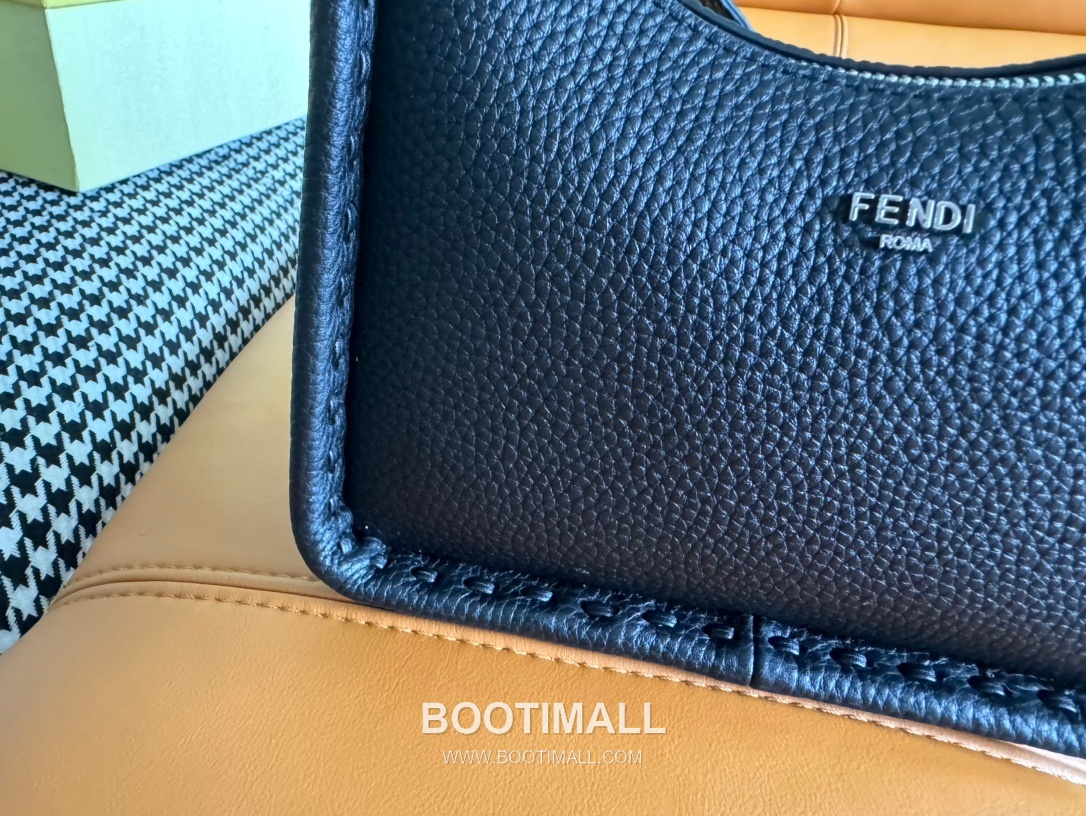 Fendi Fendessence Cuoio Romano Leather Crescent Bag 펜디 펜데센스 쿠오이오 로마노 가죽 크레센트 숄더백 094M68 28cm 8