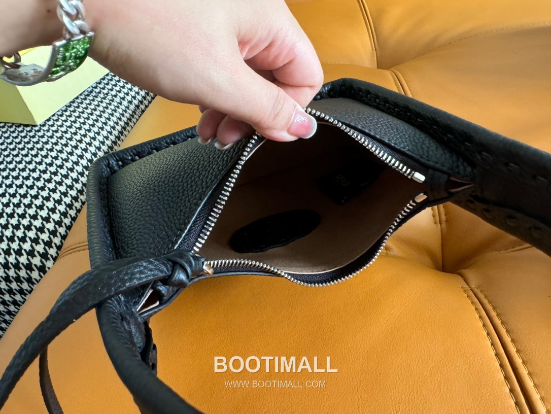 Fendi Fendessence Cuoio Romano Leather Crescent Bag 펜디 펜데센스 쿠오이오 로마노 가죽 크레센트 숄더백 094M68 28cm 9