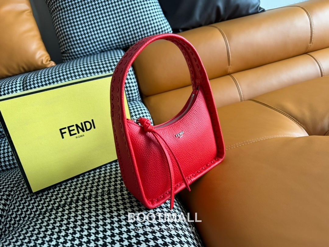 Fendi Fendessence Cuoio Romano Leather Crescent Bag 펜디 펜데센스 쿠오이오 로마노 가죽 크레센트 숄더백 094M68 28cm 2