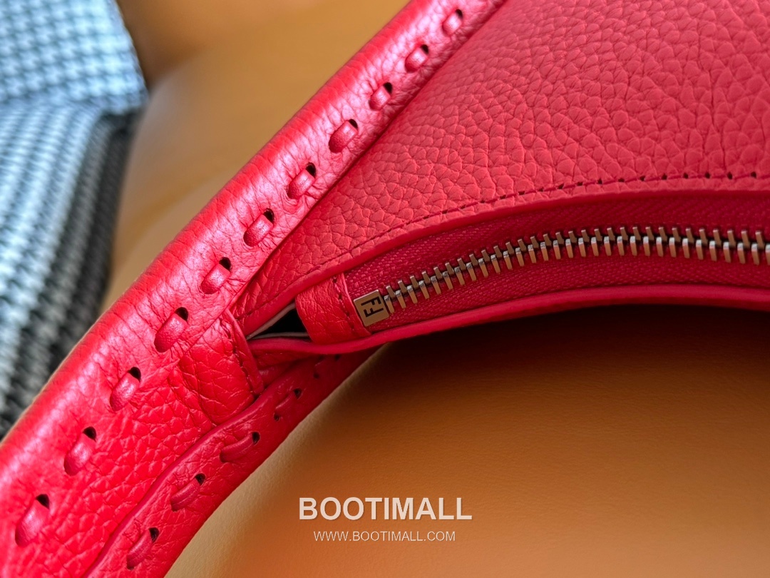 Fendi Fendessence Cuoio Romano Leather Crescent Bag 펜디 펜데센스 쿠오이오 로마노 가죽 크레센트 숄더백 094M68 28cm 8