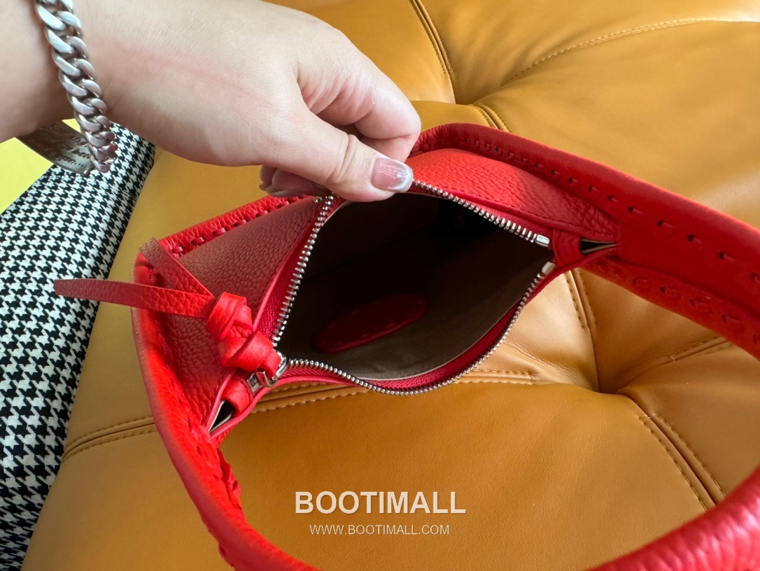 Fendi Fendessence Cuoio Romano Leather Crescent Bag 펜디 펜데센스 쿠오이오 로마노 가죽 크레센트 숄더백 094M68 28cm 9