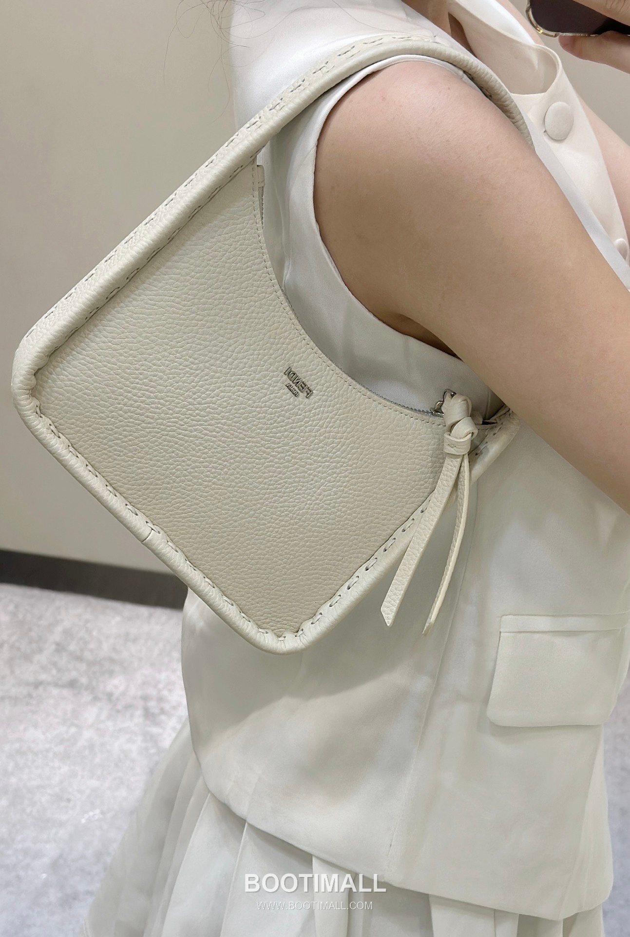 Fendi Fendessence Cuoio Romano Leather Crescent Bag 펜디 펜데센스 쿠오이오 로마노 가죽 크레센트 숄더백 094M68 28cm 3