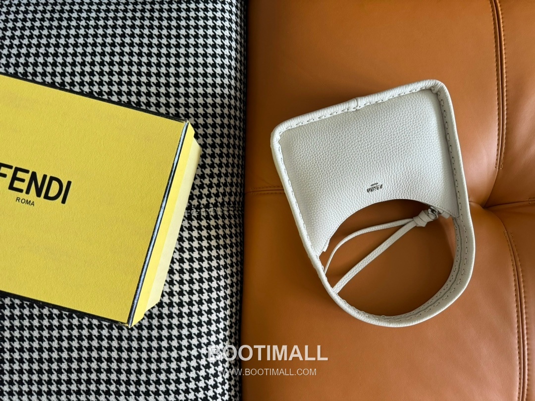 Fendi Fendessence Cuoio Romano Leather Crescent Bag 펜디 펜데센스 쿠오이오 로마노 가죽 크레센트 숄더백 094M68 28cm 9