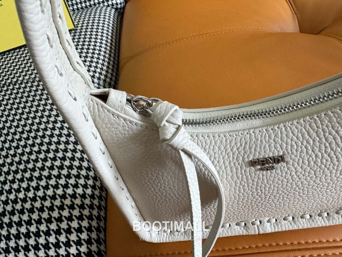 Fendi Fendessence Cuoio Romano Leather Crescent Bag 펜디 펜데센스 쿠오이오 로마노 가죽 크레센트 숄더백 094M68 28cm 10