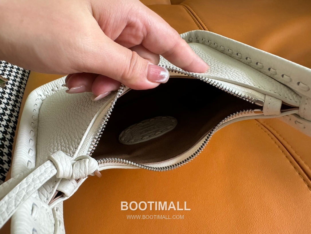 Fendi Fendessence Cuoio Romano Leather Crescent Bag 펜디 펜데센스 쿠오이오 로마노 가죽 크레센트 숄더백 094M68 28cm 11