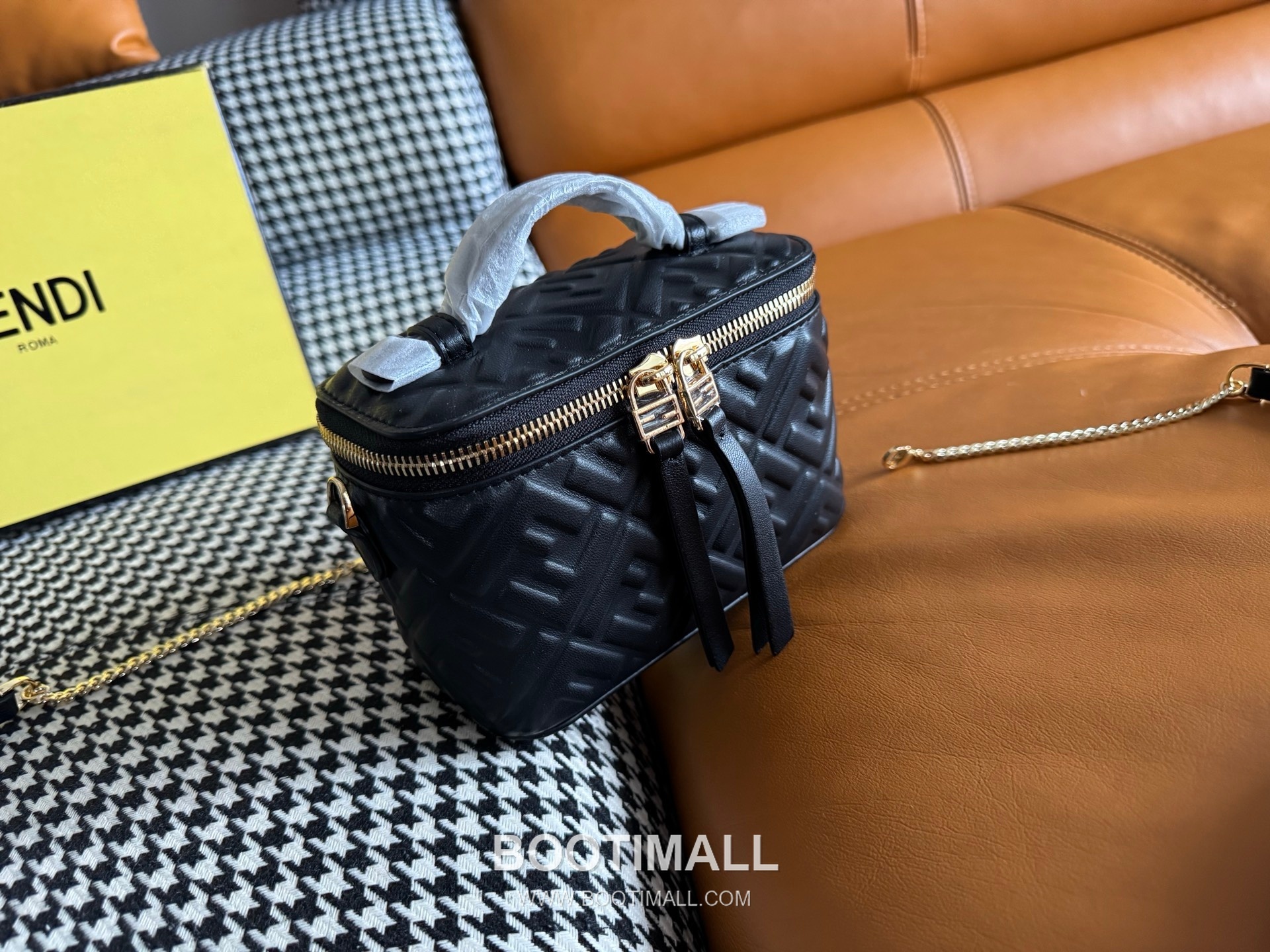 Fendi FF Embossed Nappa Leather Vanity Mini Bag 펜디 FF 엠보스 나파 가죽 바니티 미니 토트 크로스백 108M73 16cm 3