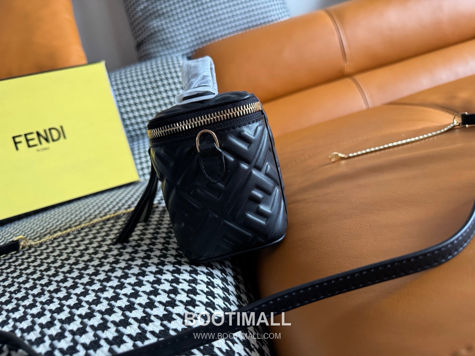 Fendi FF Embossed Nappa Leather Vanity Mini Bag 펜디 FF 엠보스 나파 가죽 바니티 미니 토트 크로스백 108M73 16cm 4