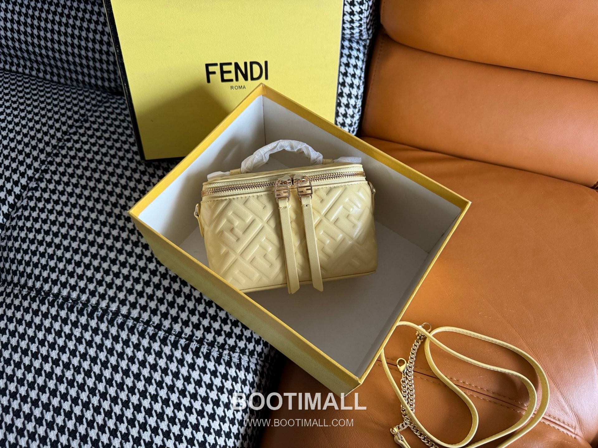 Fendi FF Embossed Nappa Leather Vanity Mini Bag 펜디 FF 엠보스 나파 가죽 바니티 미니 토트 크로스백 108M73 16cm 1