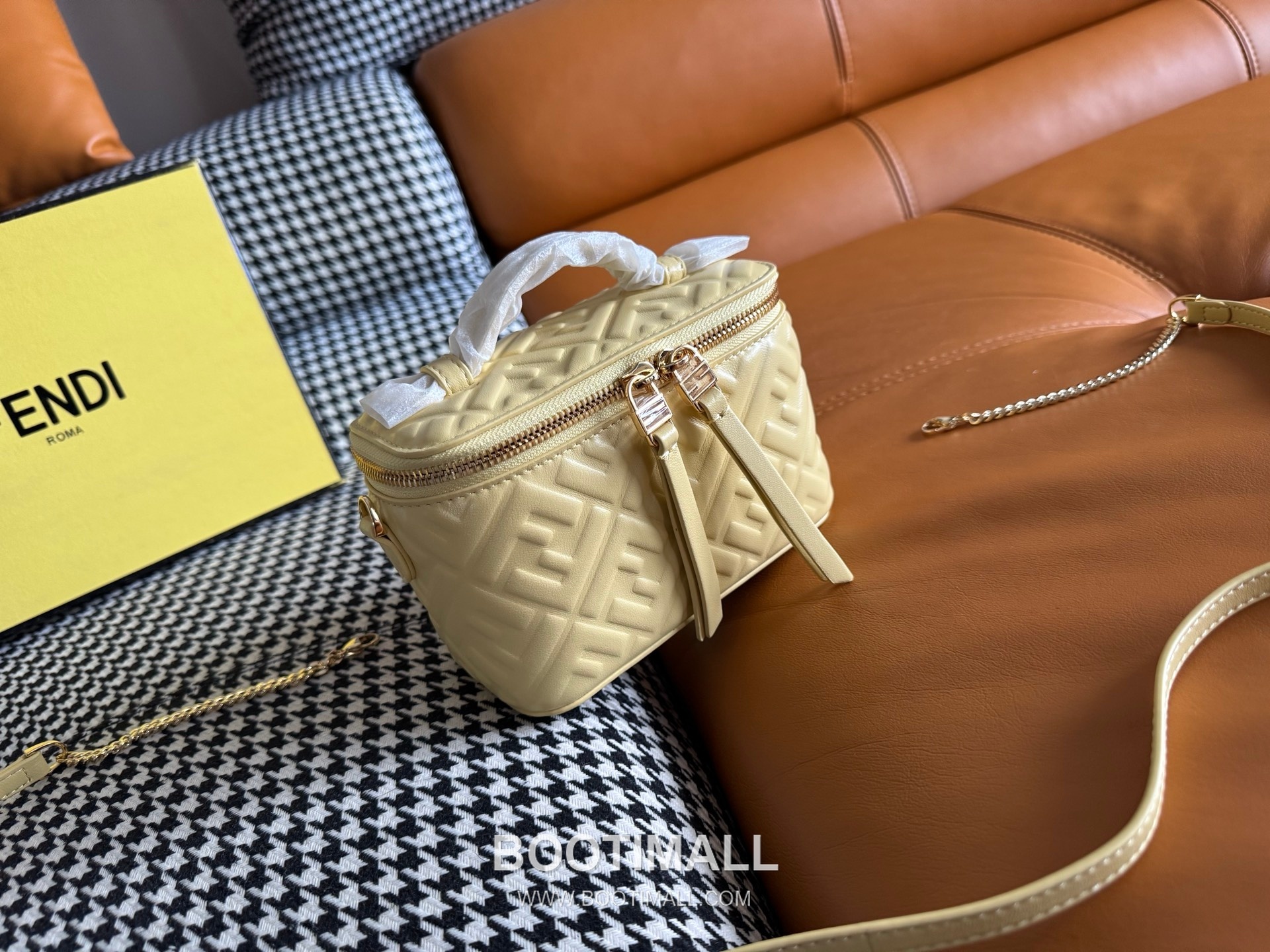 Fendi FF Embossed Nappa Leather Vanity Mini Bag 펜디 FF 엠보스 나파 가죽 바니티 미니 토트 크로스백 108M73 16cm 3