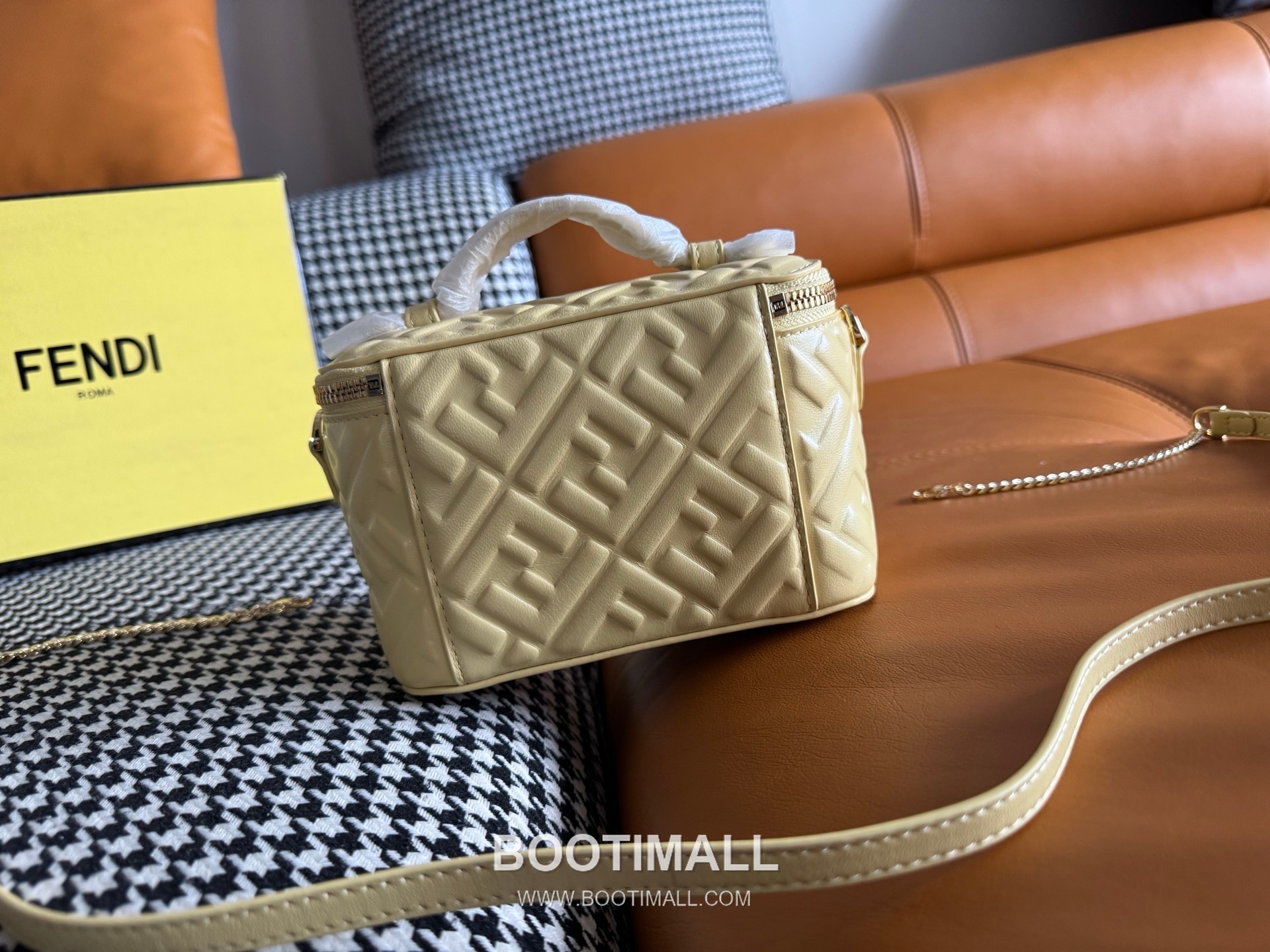 Fendi FF Embossed Nappa Leather Vanity Mini Bag 펜디 FF 엠보스 나파 가죽 바니티 미니 토트 크로스백 108M73 16cm 5