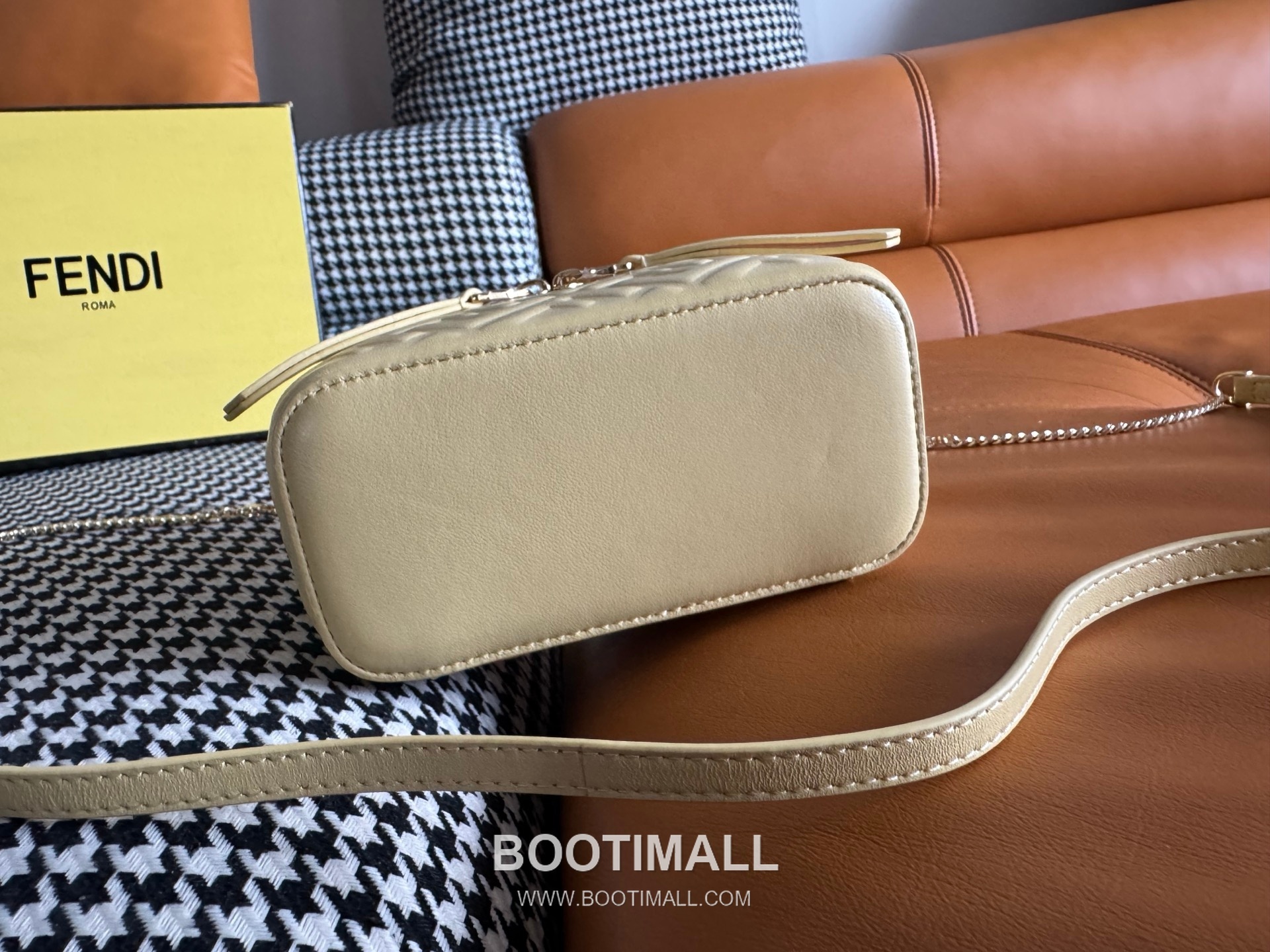 Fendi FF Embossed Nappa Leather Vanity Mini Bag 펜디 FF 엠보스 나파 가죽 바니티 미니 토트 크로스백 108M73 16cm 6