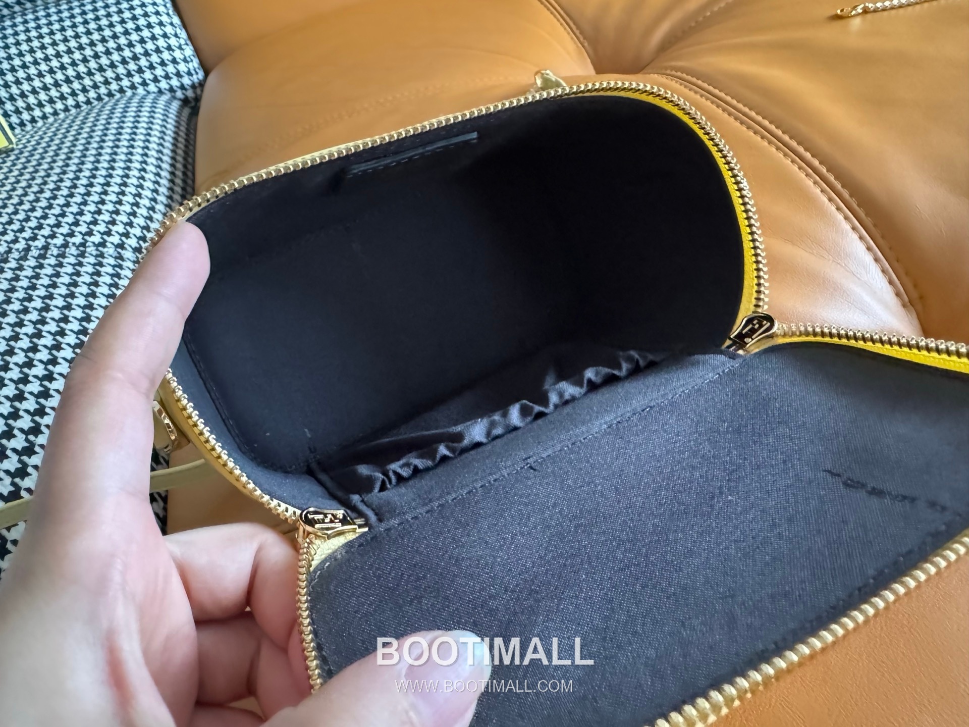 Fendi FF Embossed Nappa Leather Vanity Mini Bag 펜디 FF 엠보스 나파 가죽 바니티 미니 토트 크로스백 108M73 16cm 8