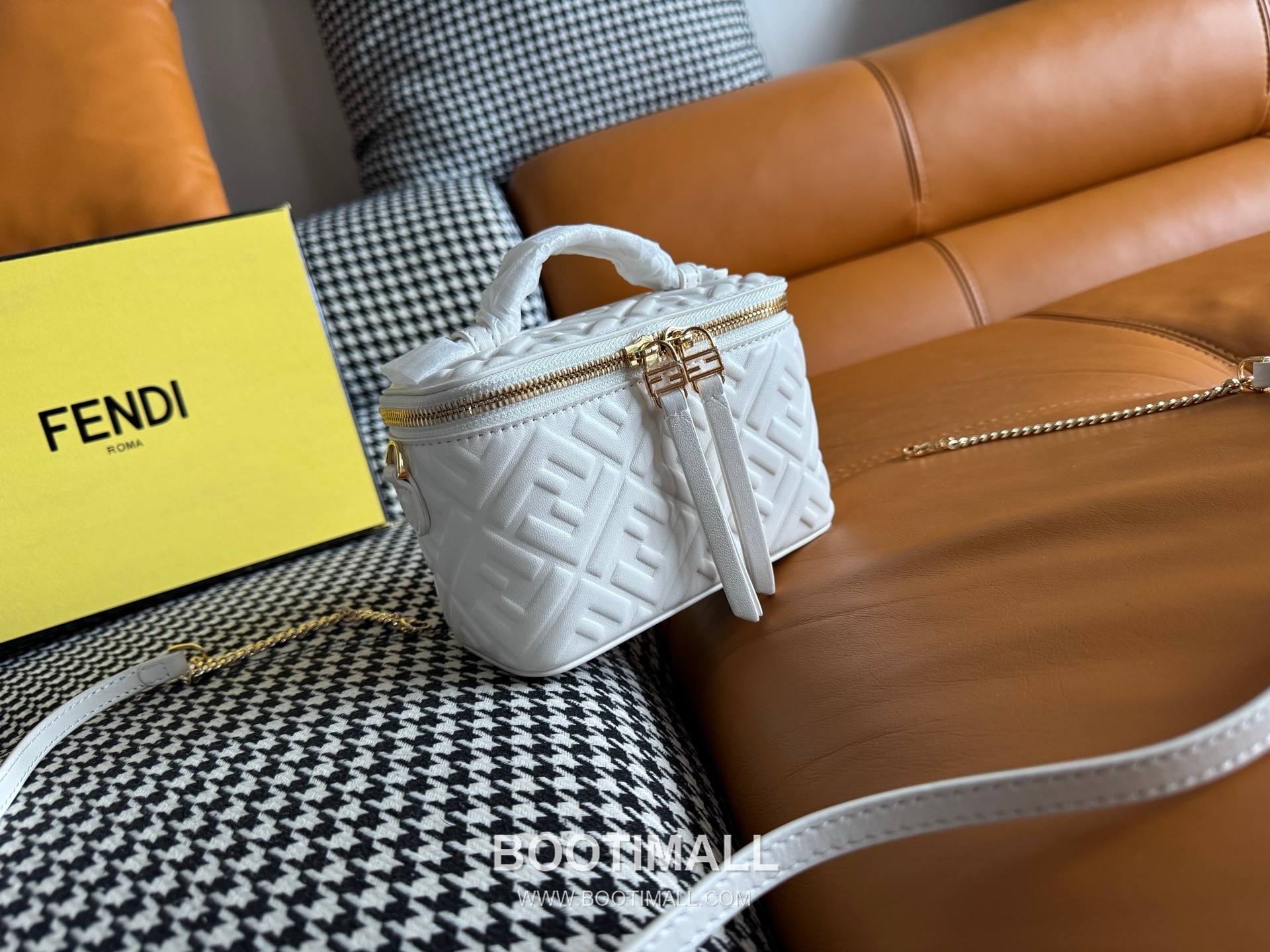 Fendi FF Embossed Nappa Leather Vanity Mini Bag 펜디 FF 엠보스 나파 가죽 바니티 미니 토트 크로스백 108M73 16cm 3