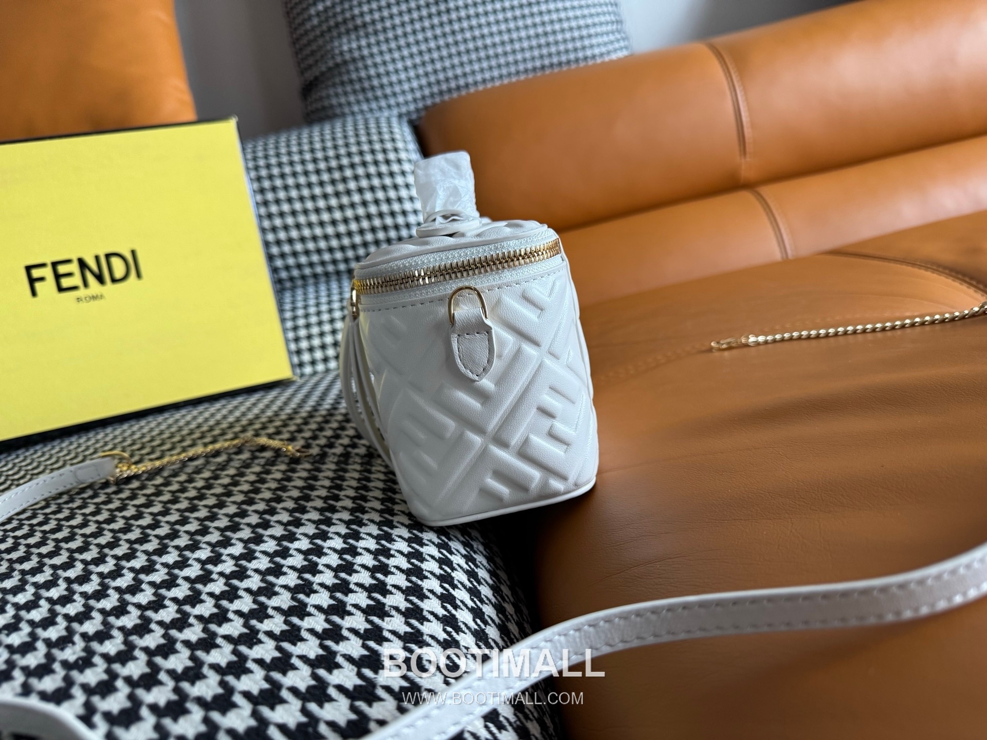 Fendi FF Embossed Nappa Leather Vanity Mini Bag 펜디 FF 엠보스 나파 가죽 바니티 미니 토트 크로스백 108M73 16cm 4