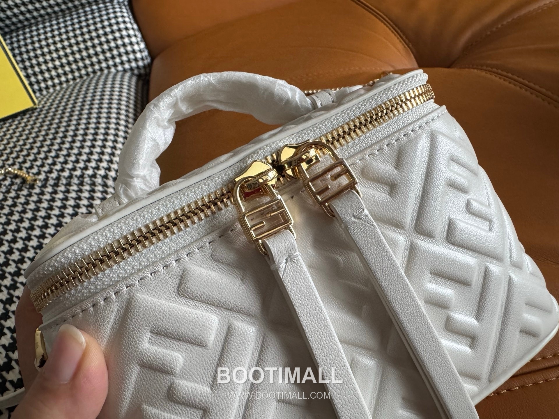 Fendi FF Embossed Nappa Leather Vanity Mini Bag 펜디 FF 엠보스 나파 가죽 바니티 미니 토트 크로스백 108M73 16cm 7