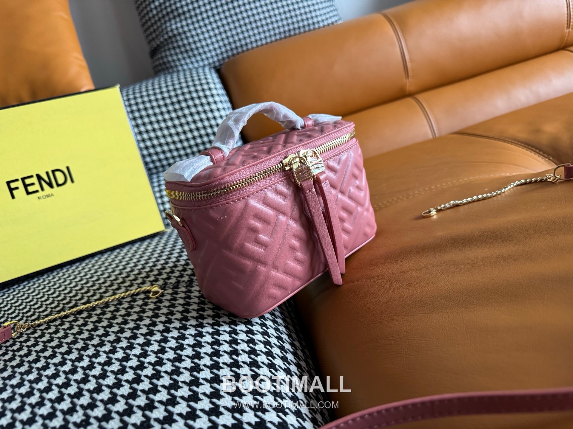 Fendi FF Embossed Nappa Leather Vanity Mini Bag 펜디 FF 엠보스 나파 가죽 바니티 미니 토트 크로스백 108M73 16cm 3