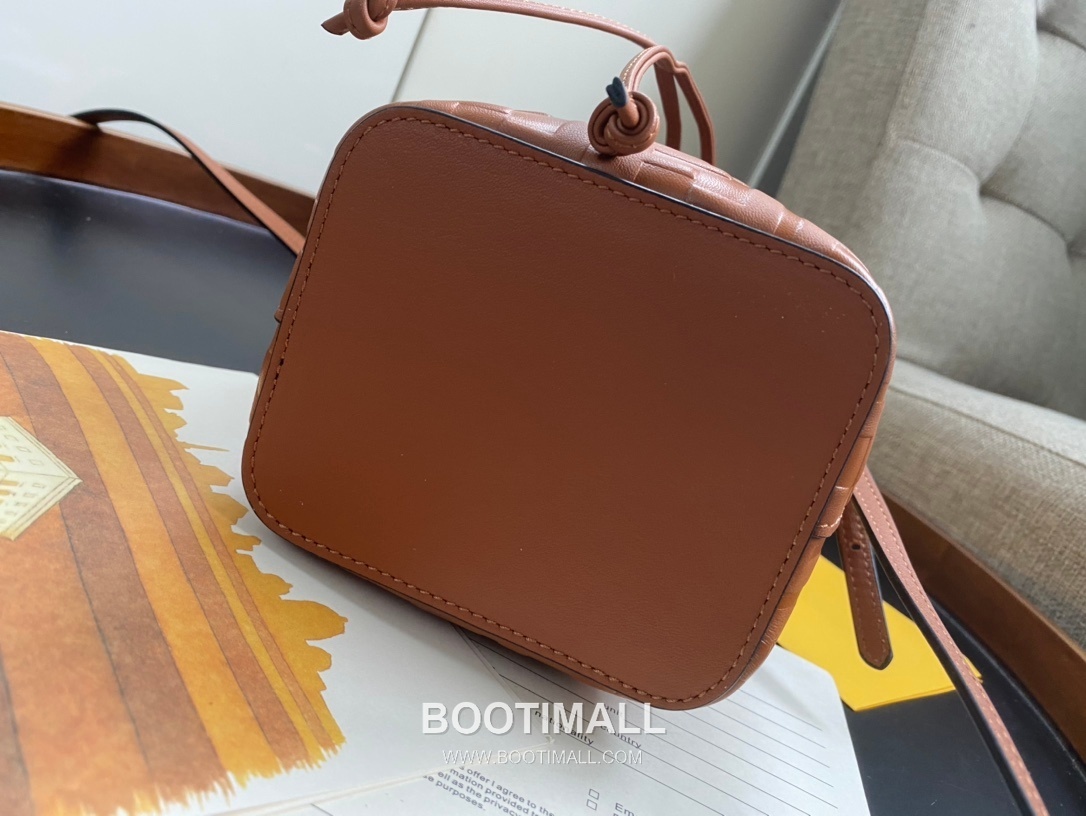 Fendi Mon Trésor FF Embossed Calfskin Bucket Bag 펜디 몽 트레조르 FF 엠보스 카프스킨 버킷백 183M65 18cm 4