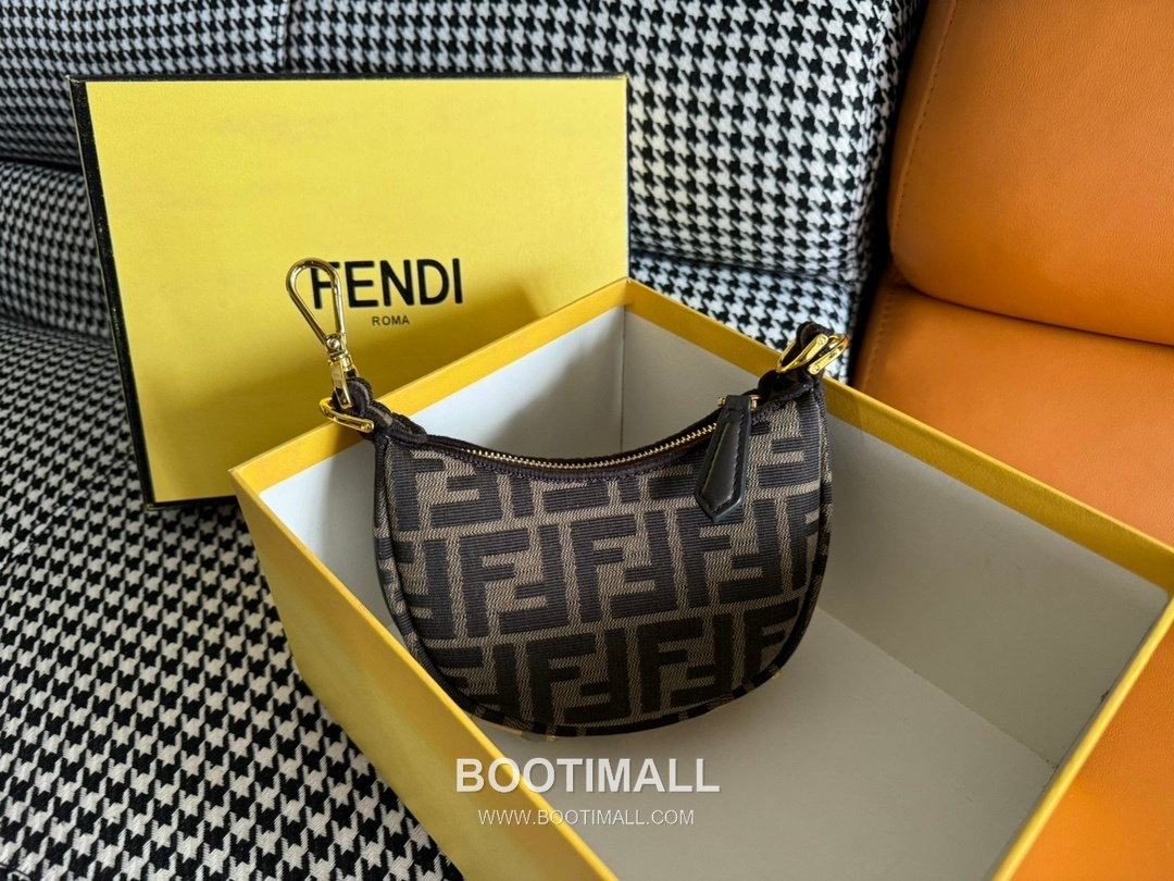 Fendi FF Jacquard Mini Crescent Bag 펜디 FF 자카드 미니 크레센트 숄더백 089M60 16.5cm 1