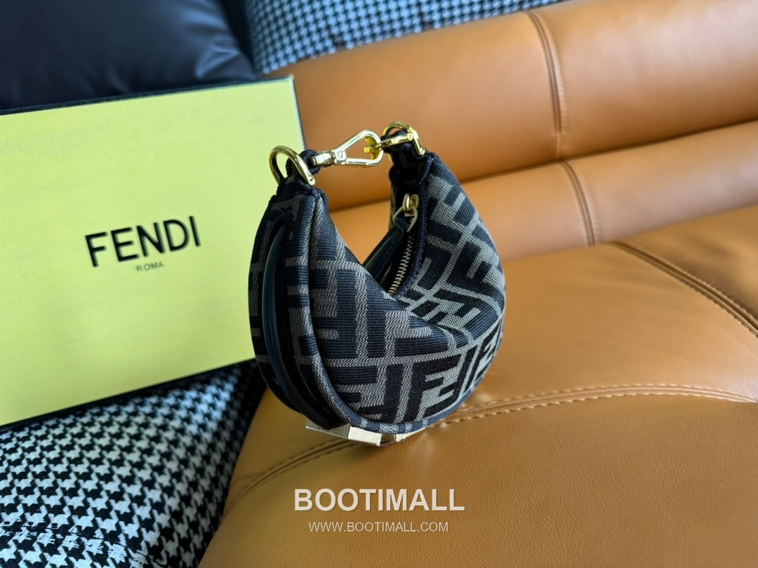 Fendi FF Jacquard Mini Crescent Bag 펜디 FF 자카드 미니 크레센트 숄더백 089M60 16.5cm 3