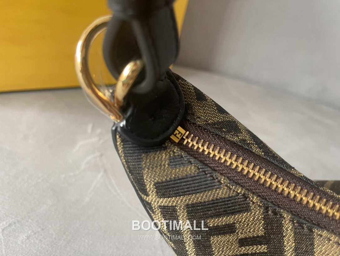 Fendi FF Canvas Trim Leather Crescent Small Shoulder Bag 펜디 FF 캔버스 트림 가죽 크레센트 스몰 숄더백 798M78 29cm 6