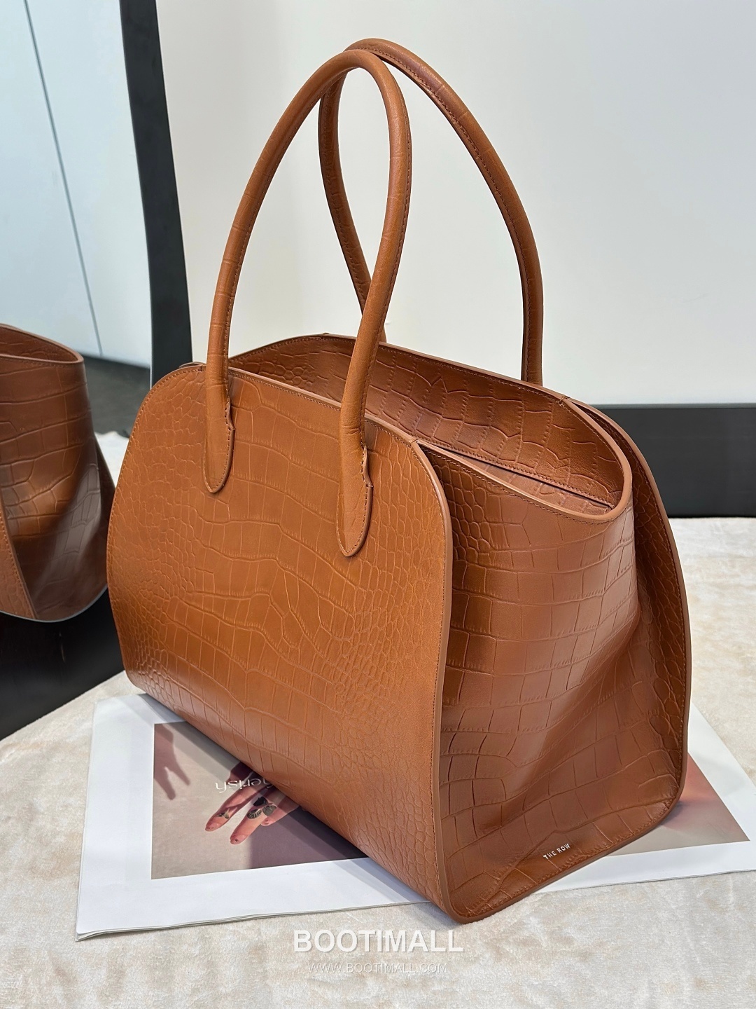 The Row Marlo 14 Crocodile Embossed Leather Tote Bag 더로우 마를로 14 크로커다일 엠보스 가죽 토트백 8823 36cm 3