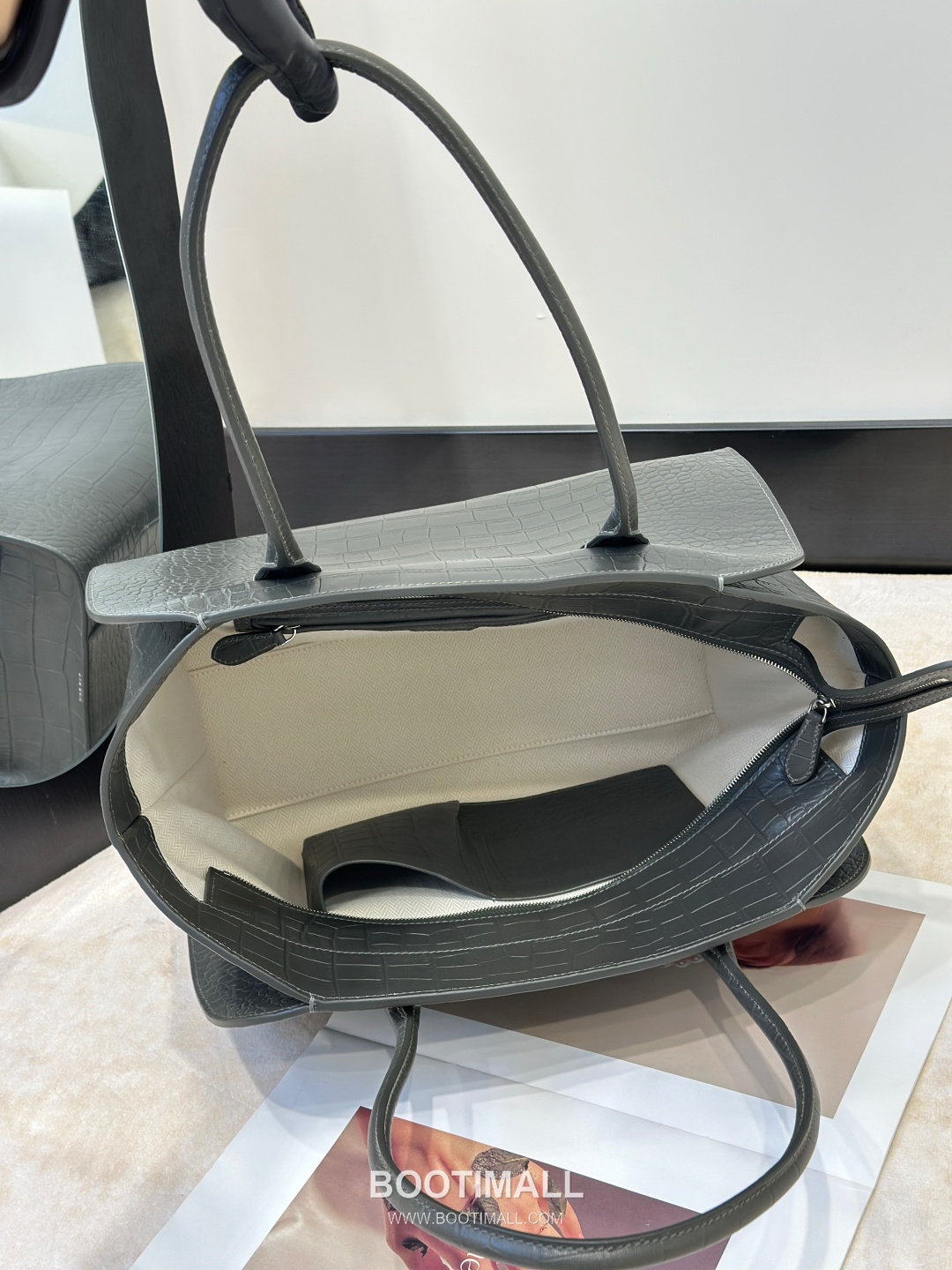 The Row Marlo 14 Crocodile Embossed Leather Tote Bag 더로우 마를로 14 크로커다일 엠보스 가죽 토트백 8823 36cm 9