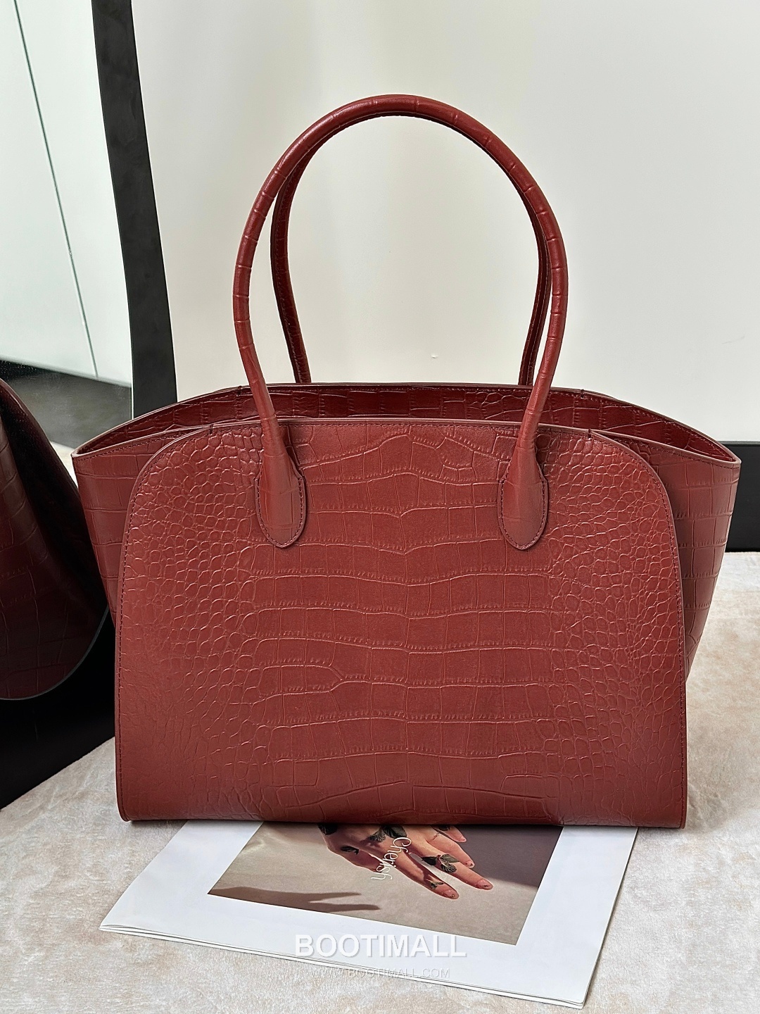The Row Marlo 14 Crocodile Embossed Leather Tote Bag 더로우 마를로 14 크로커다일 엠보스 가죽 토트백 8823 36cm 1