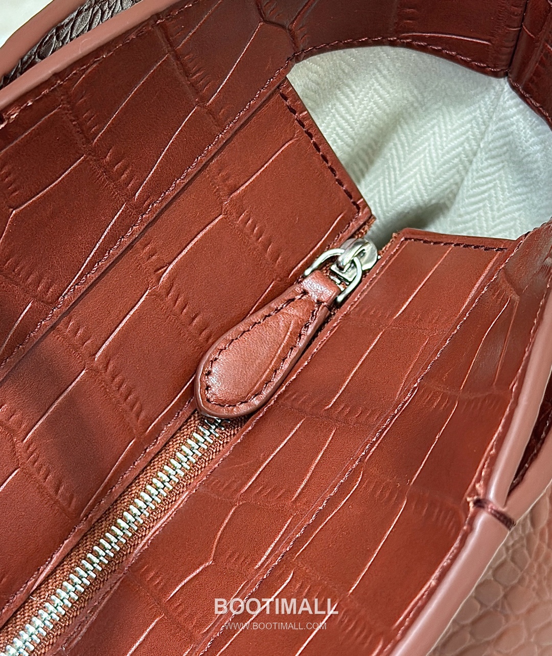 The Row Marlo 14 Crocodile Embossed Leather Tote Bag 더로우 마를로 14 크로커다일 엠보스 가죽 토트백 8823 36cm 6