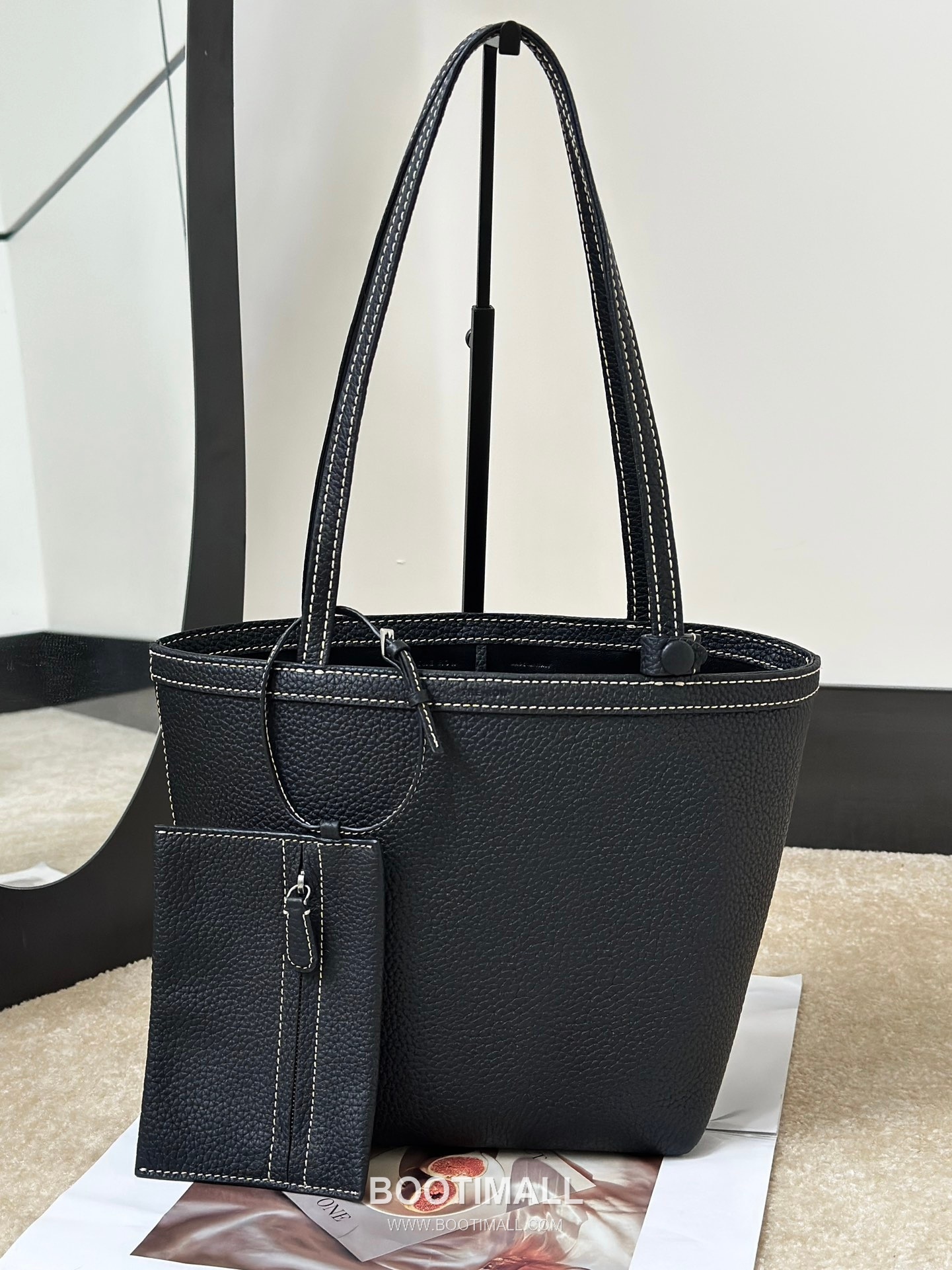 The Row Stitch Grained TC Cowhide Dark Tote Bag 마고 스티치 그레인드 TC 소가죽 다크 토트백 22cm 10