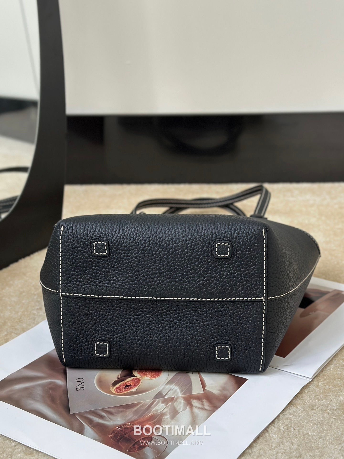 The Row Stitch Grained TC Cowhide Dark Tote Bag 마고 스티치 그레인드 TC 소가죽 다크 토트백 22cm 12