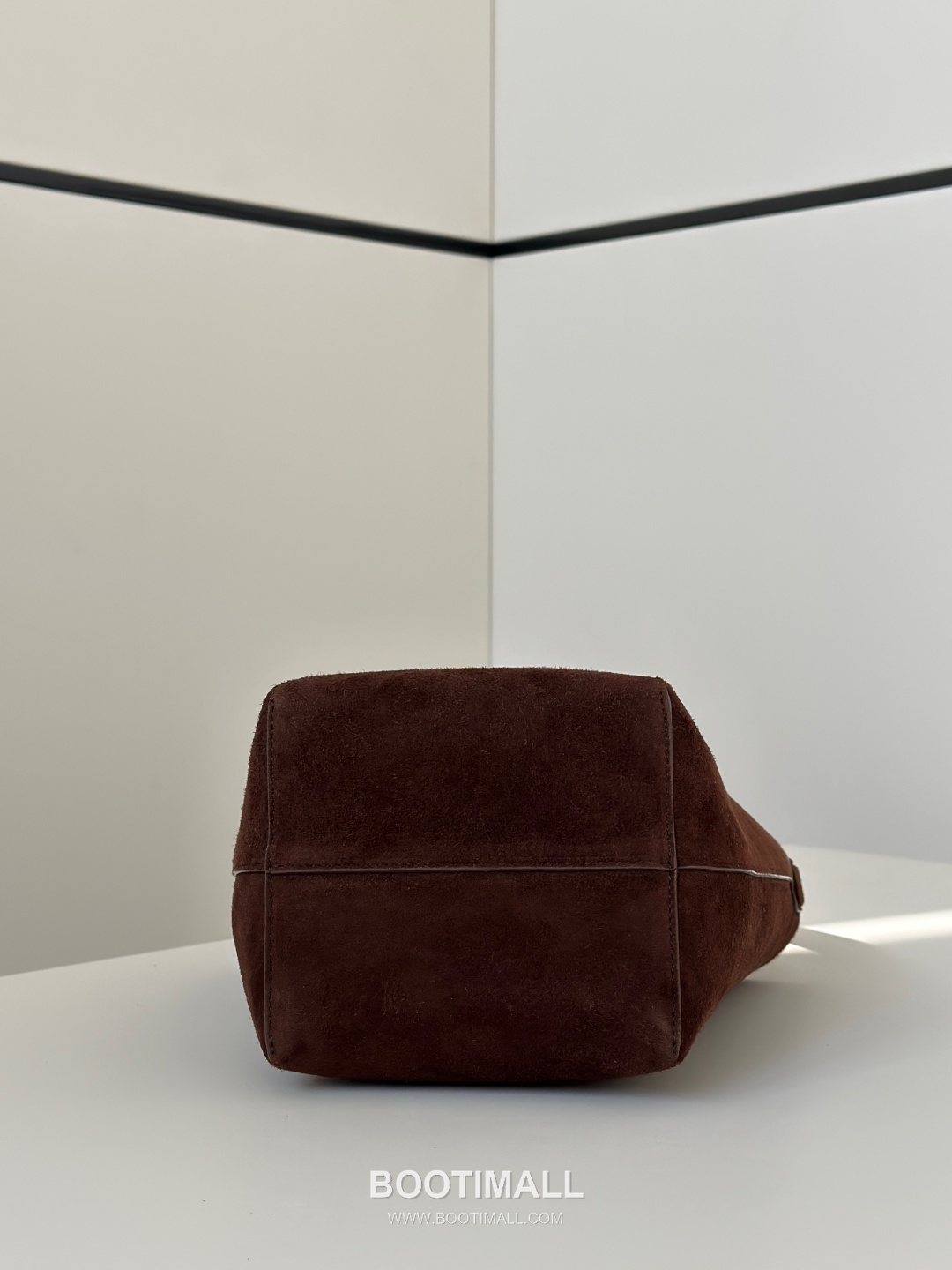 The Row Park Suede Bucket Bag 마고 파크 8827S 스웨이드 버킷백 22cm 4