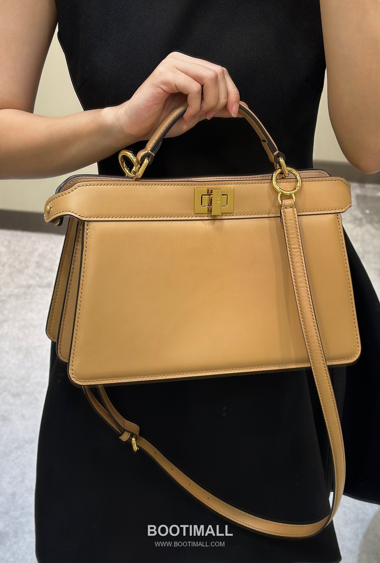Fendi Peekaboo ISeeU Medium Leather Beige Top Handle Bag 펜디 피카부 아이씨유 미디엄 가죽 베이지 탑핸들백 29cm 2