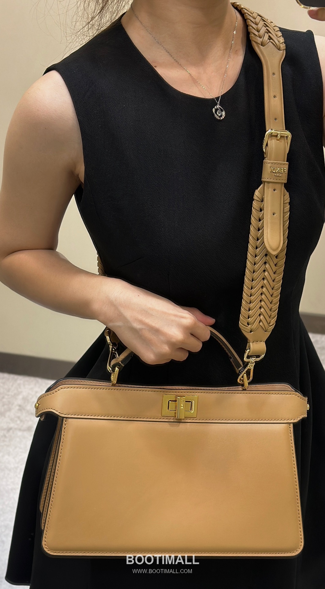 Fendi Peekaboo ISeeU Medium Leather Beige Top Handle Bag 펜디 피카부 아이씨유 미디엄 가죽 베이지 탑핸들백 29cm 3