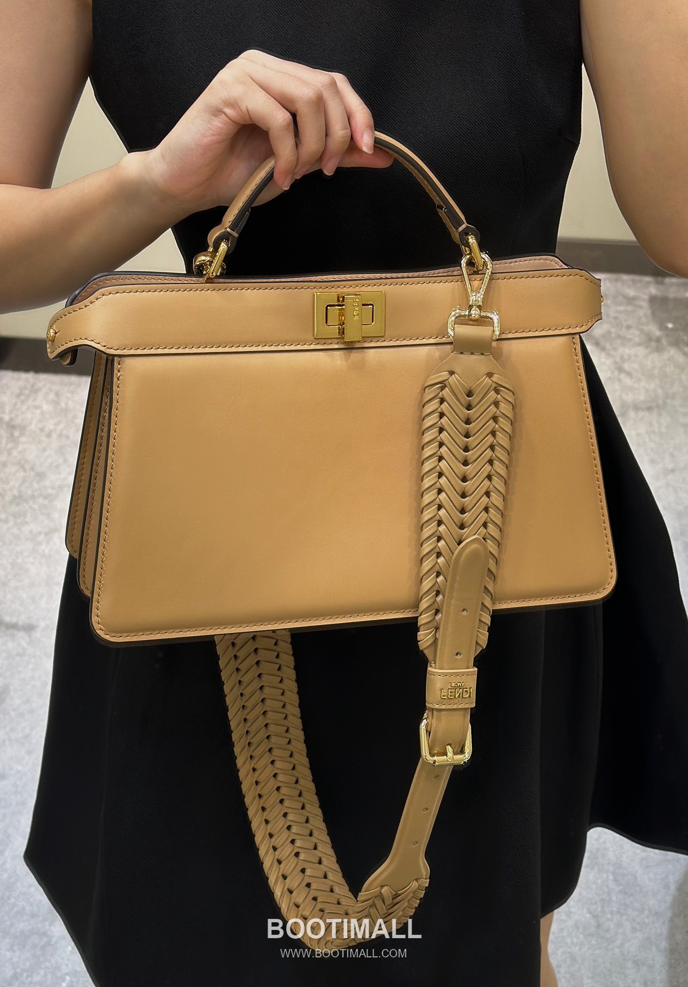 Fendi Peekaboo ISeeU Medium Leather Beige Top Handle Bag 펜디 피카부 아이씨유 미디엄 가죽 베이지 탑핸들백 29cm 4