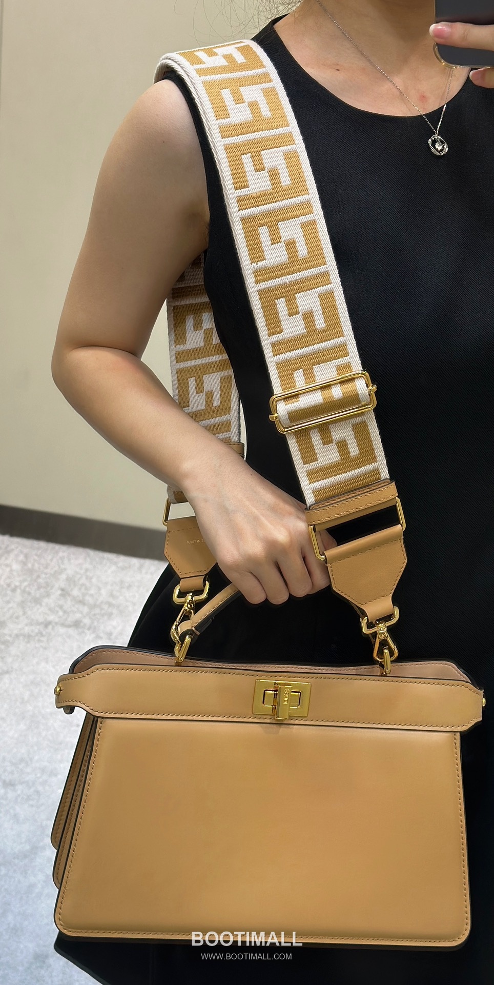 Fendi Peekaboo ISeeU Medium Leather Beige Top Handle Bag 펜디 피카부 아이씨유 미디엄 가죽 베이지 탑핸들백 29cm 5