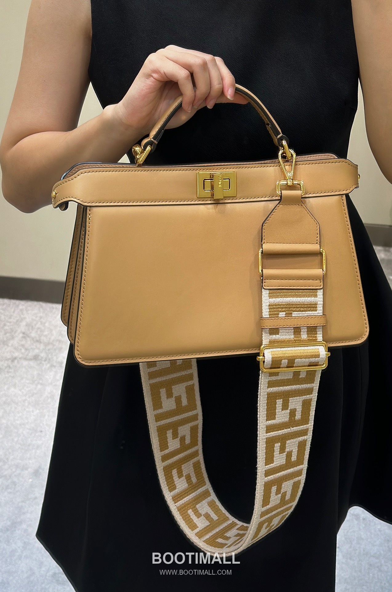 Fendi Peekaboo ISeeU Medium Leather Beige Top Handle Bag 펜디 피카부 아이씨유 미디엄 가죽 베이지 탑핸들백 29cm 6