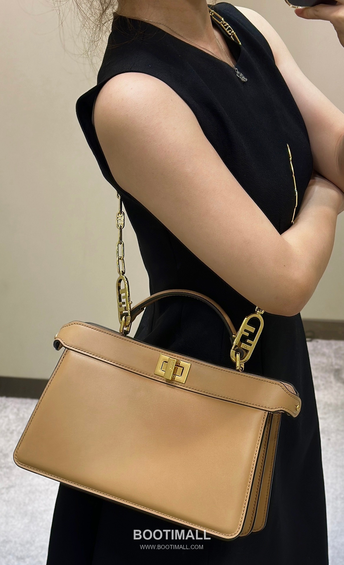 Fendi Peekaboo ISeeU Medium Leather Beige Top Handle Bag 펜디 피카부 아이씨유 미디엄 가죽 베이지 탑핸들백 29cm 9