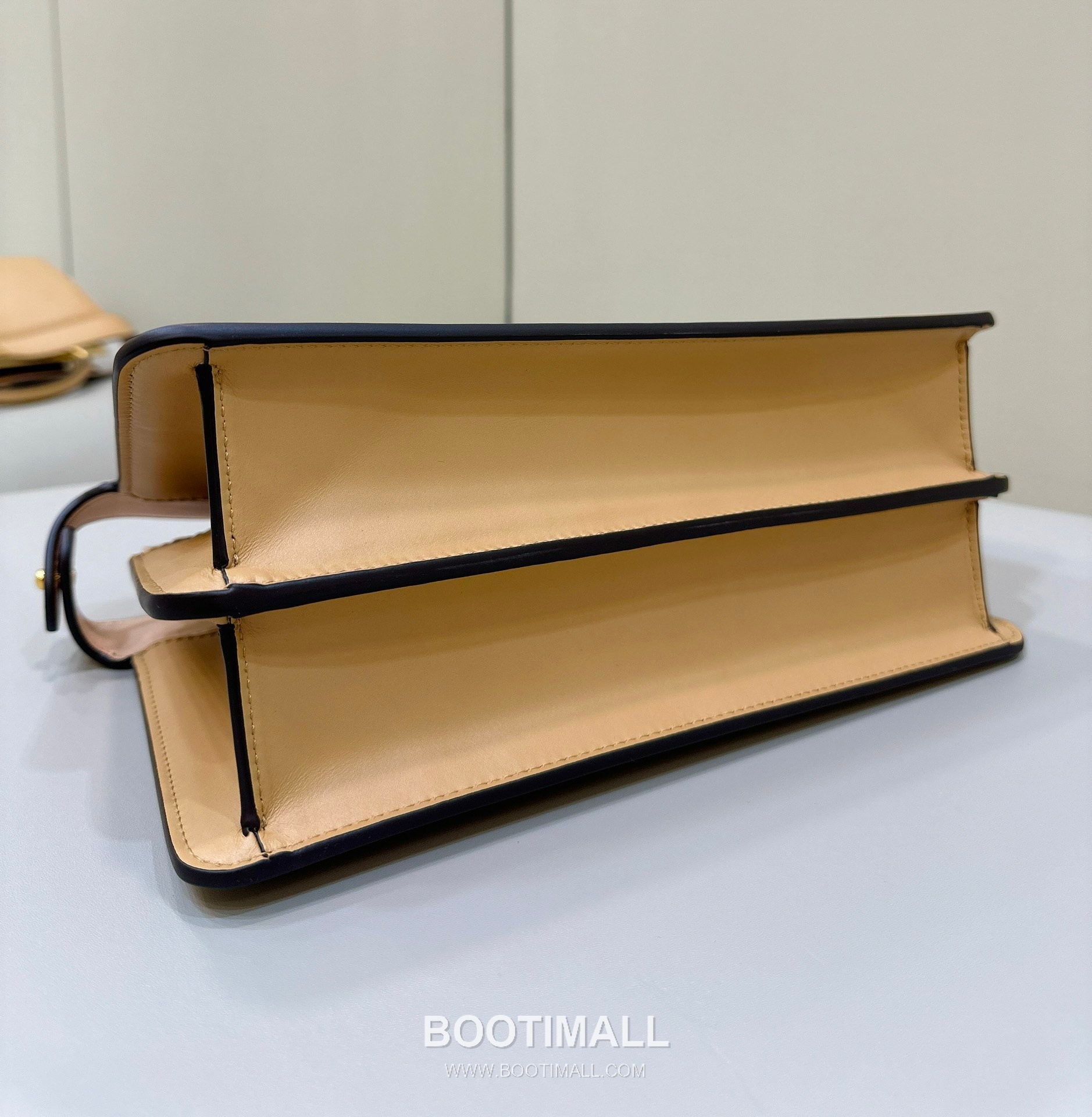 Fendi Peekaboo ISeeU Medium Leather Beige Top Handle Bag 펜디 피카부 아이씨유 미디엄 가죽 베이지 탑핸들백 29cm 12