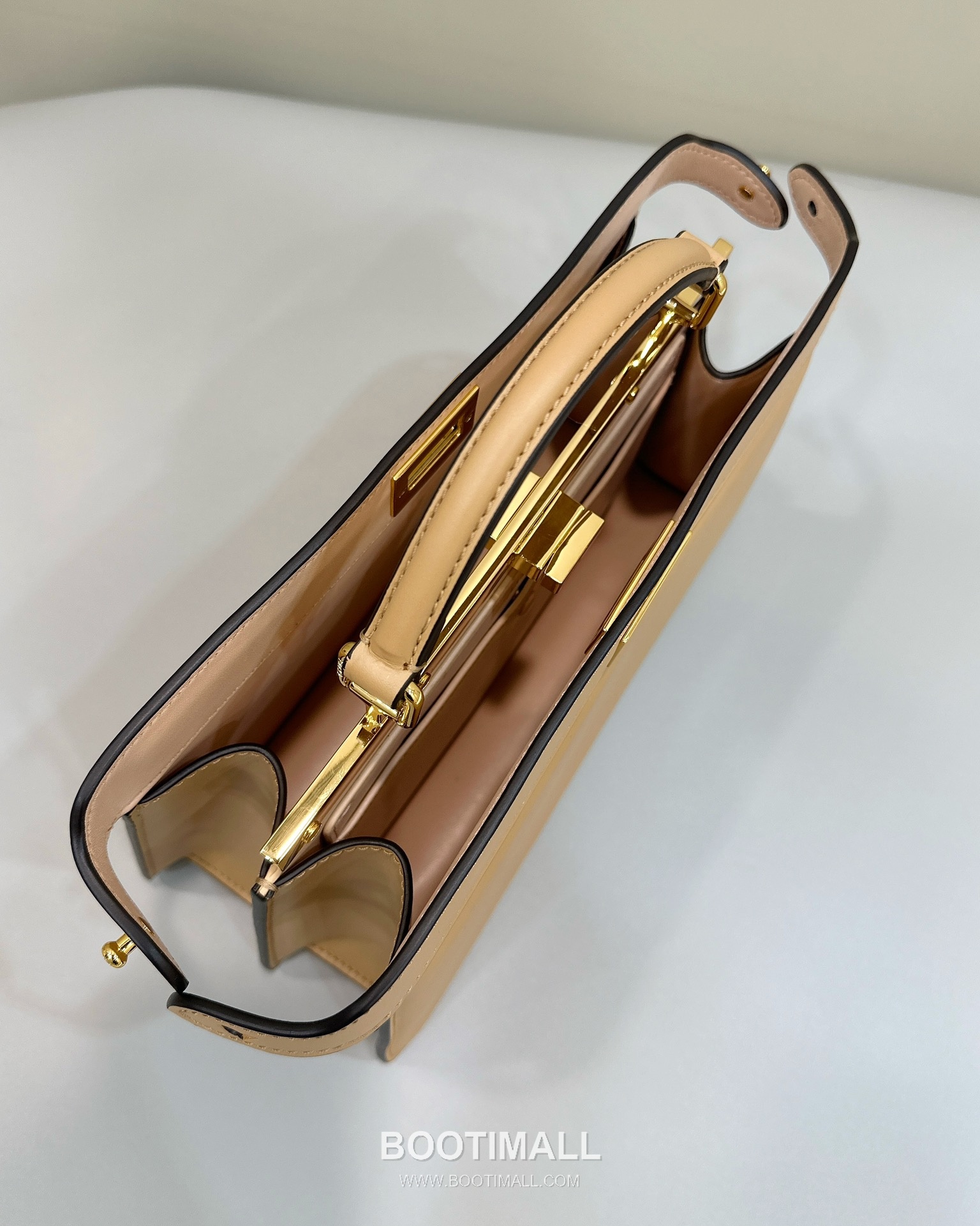 Fendi Peekaboo ISeeU Medium Leather Beige Top Handle Bag 펜디 피카부 아이씨유 미디엄 가죽 베이지 탑핸들백 29cm 18