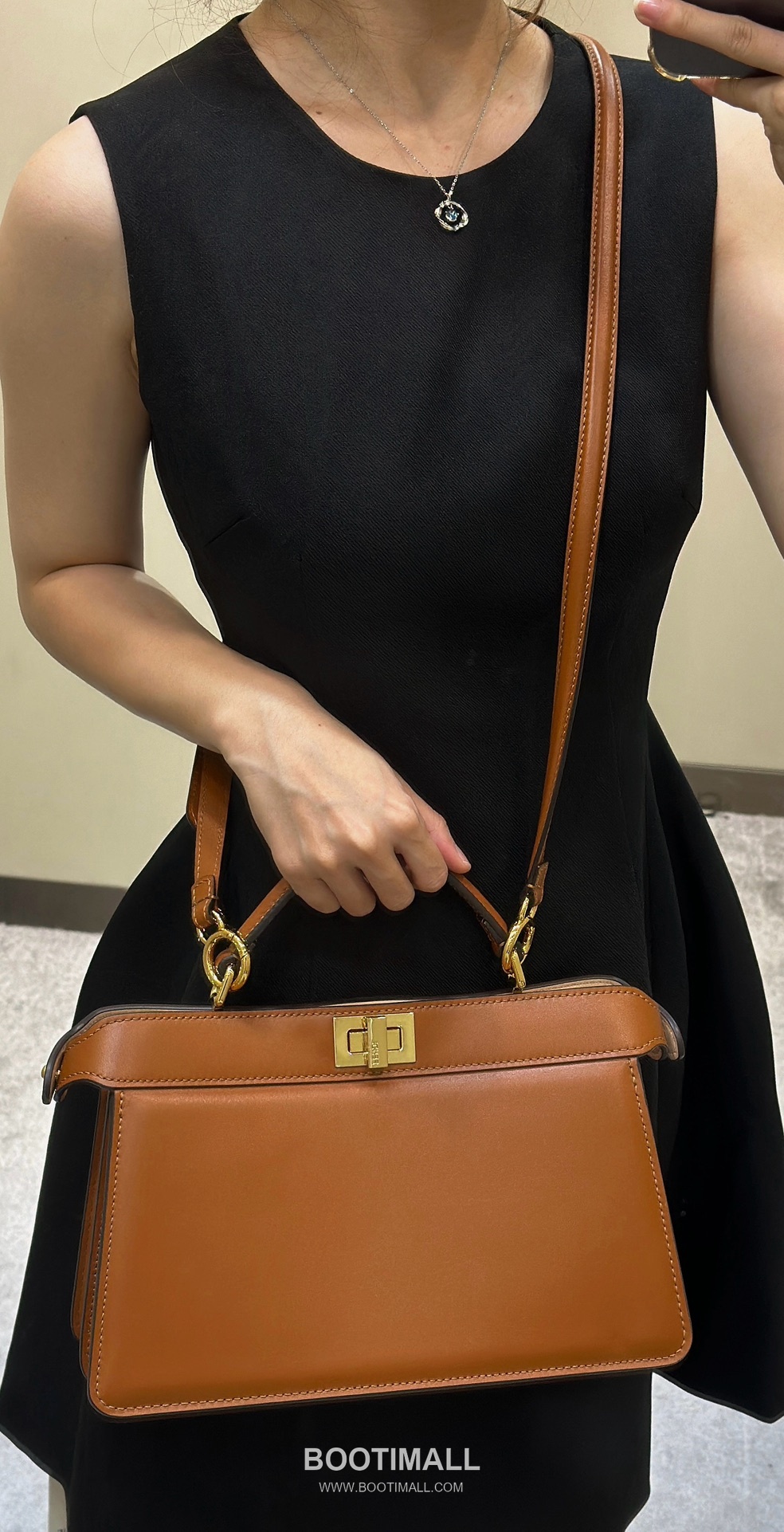 Fendi Peekaboo ISeeU Medium Leather Caramel Top Handle Bag 펜디 피카부 아이씨유 미디엄 가죽 카라멜 탑핸들백 29cm 2