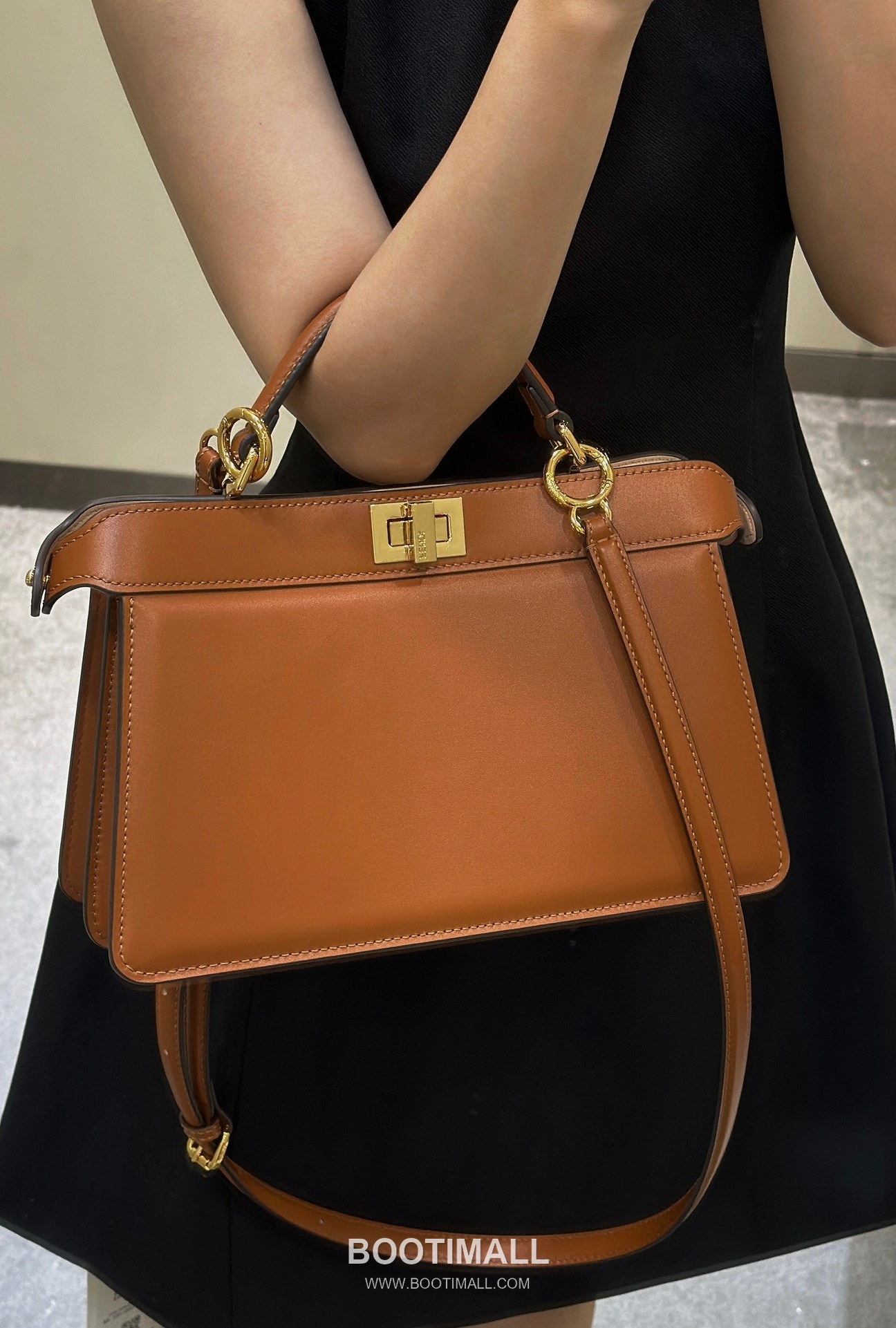 Fendi Peekaboo ISeeU Medium Leather Caramel Top Handle Bag 펜디 피카부 아이씨유 미디엄 가죽 카라멜 탑핸들백 29cm 3