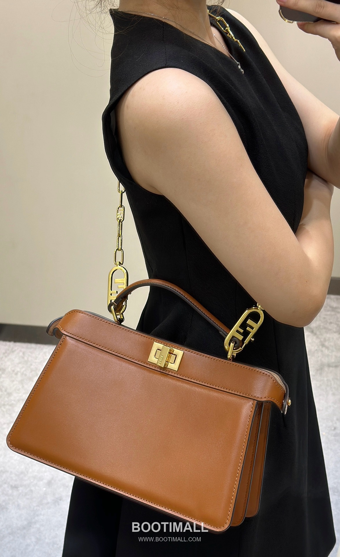 Fendi Peekaboo ISeeU Medium Leather Caramel Top Handle Bag 펜디 피카부 아이씨유 미디엄 가죽 카라멜 탑핸들백 29cm 4