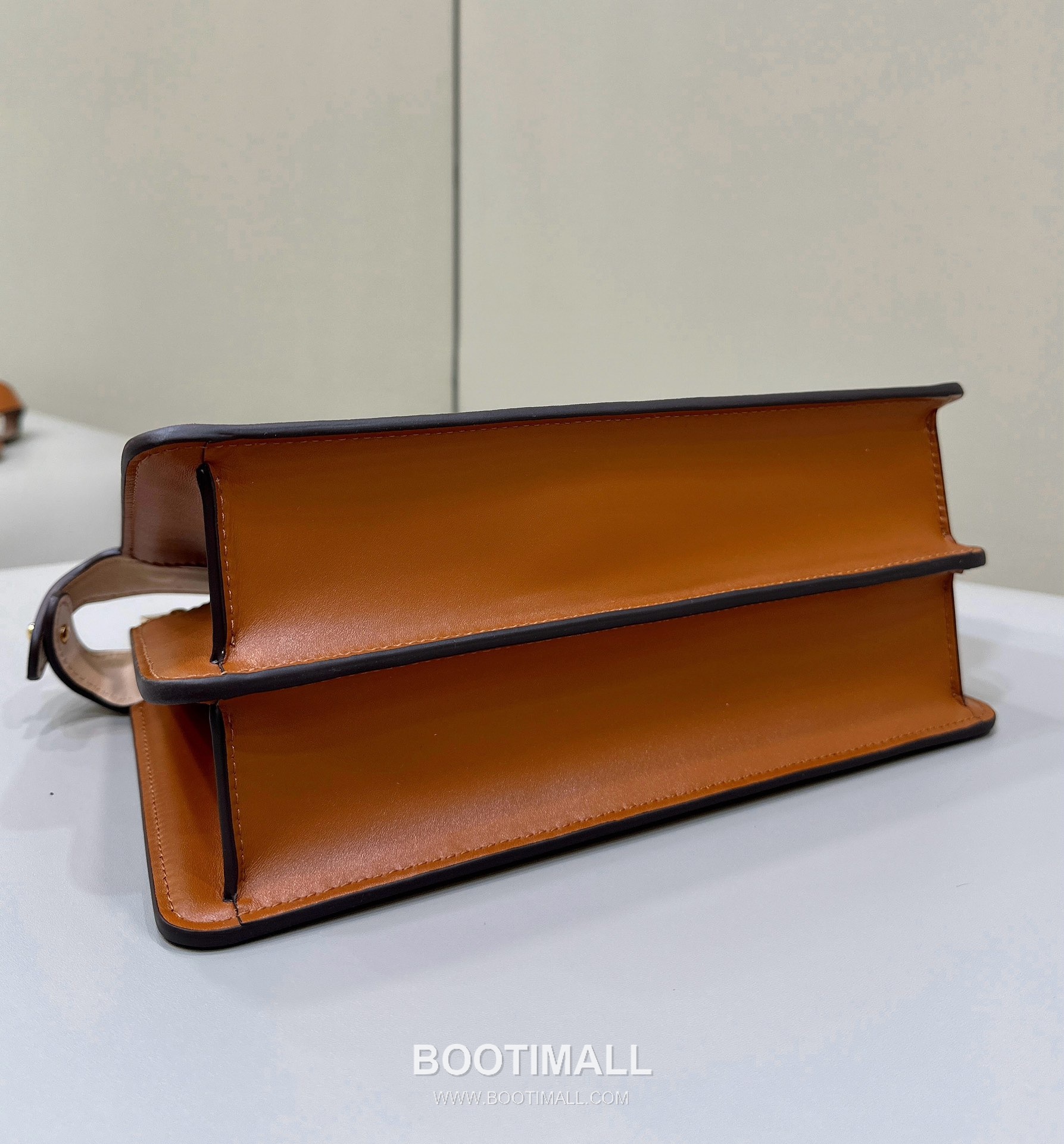 Fendi Peekaboo ISeeU Medium Leather Caramel Top Handle Bag 펜디 피카부 아이씨유 미디엄 가죽 카라멜 탑핸들백 29cm 11