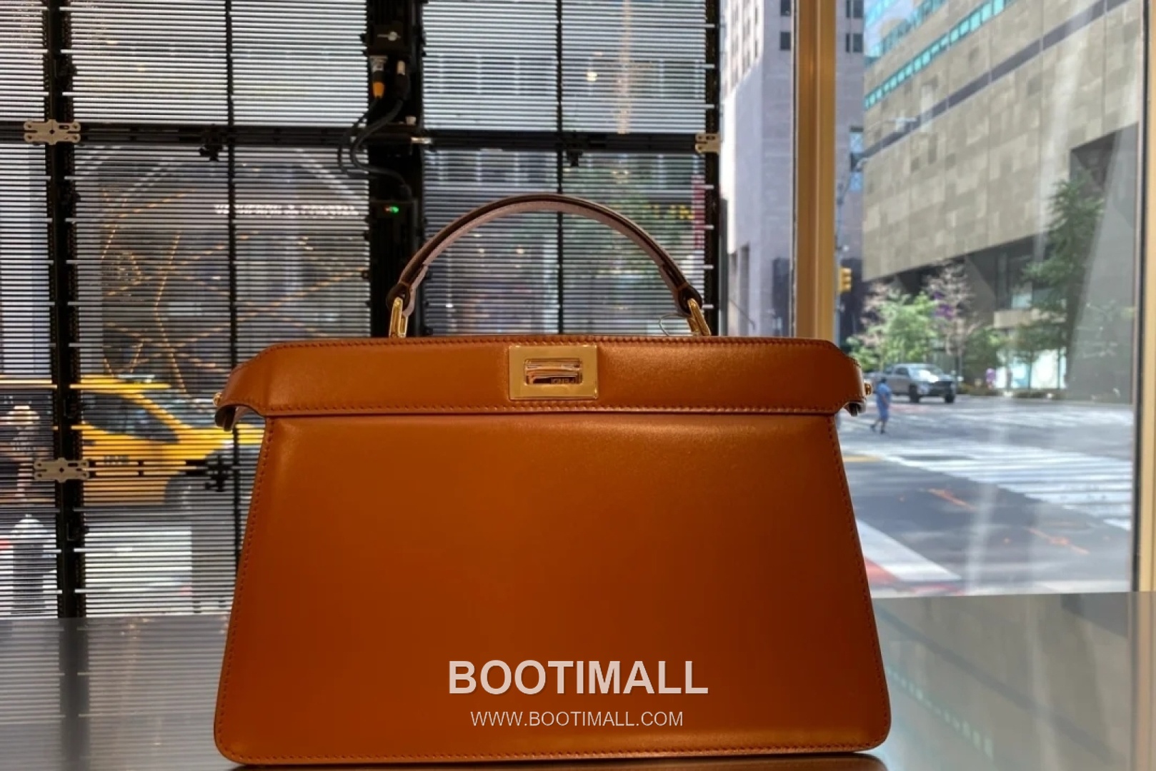 Fendi Peekaboo ISeeU Medium Leather Caramel Top Handle Bag 펜디 피카부 아이씨유 미디엄 가죽 카라멜 탑핸들백 29cm 19