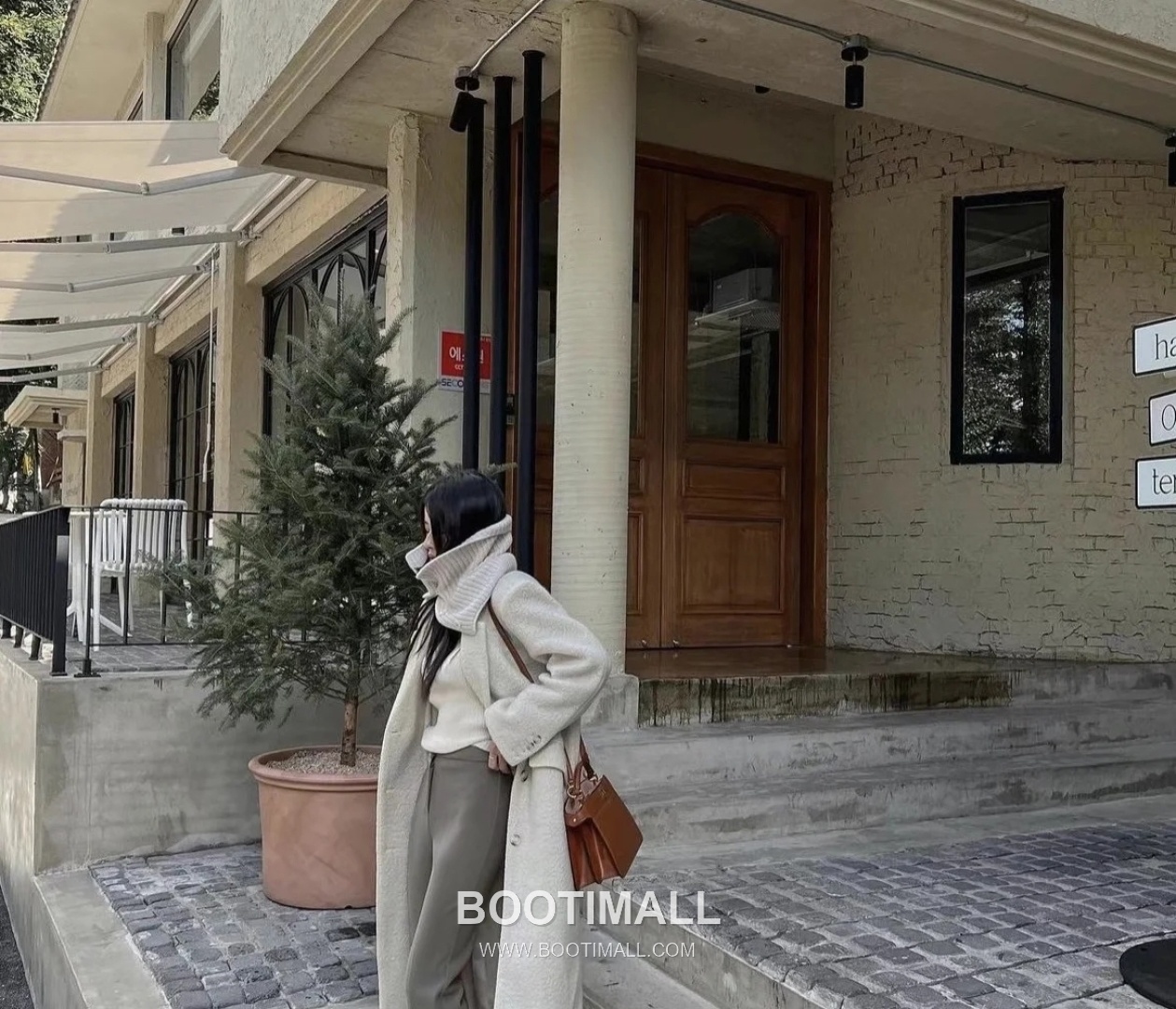 Fendi Peekaboo ISeeU Medium Leather Caramel Top Handle Bag 펜디 피카부 아이씨유 미디엄 가죽 카라멜 탑핸들백 29cm 21