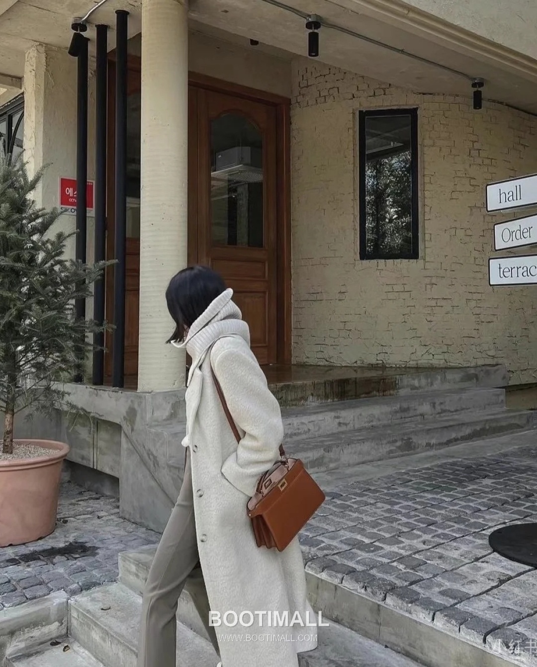 Fendi Peekaboo ISeeU Medium Leather Caramel Top Handle Bag 펜디 피카부 아이씨유 미디엄 가죽 카라멜 탑핸들백 29cm 22