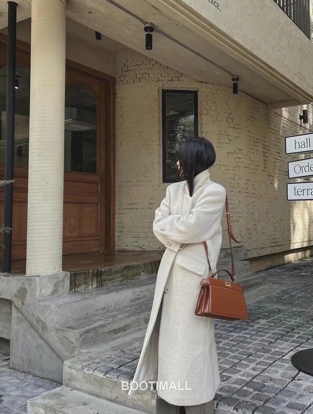 Fendi Peekaboo ISeeU Medium Leather Caramel Top Handle Bag 펜디 피카부 아이씨유 미디엄 가죽 카라멜 탑핸들백 29cm 23