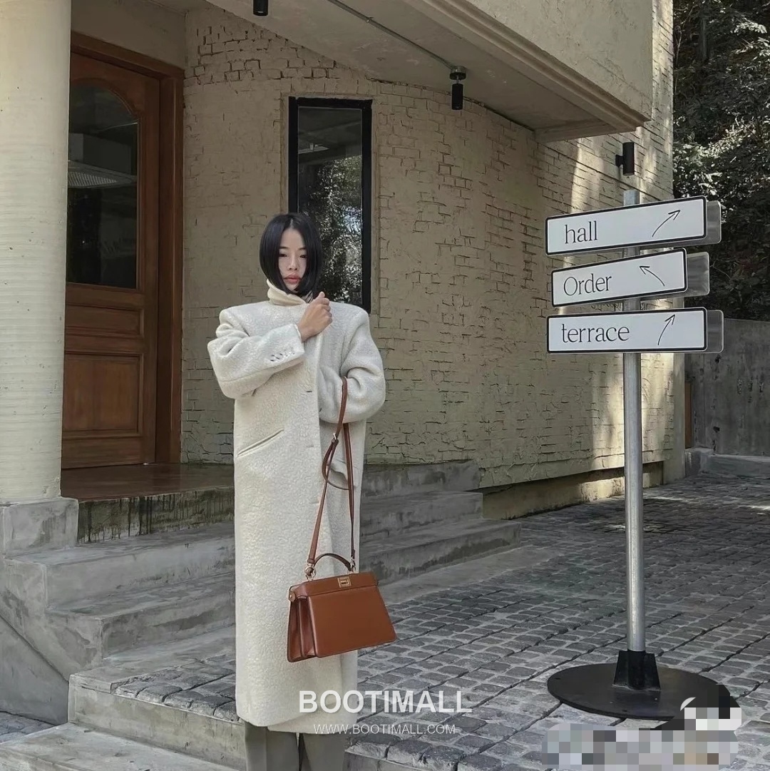 Fendi Peekaboo ISeeU Medium Leather Caramel Top Handle Bag 펜디 피카부 아이씨유 미디엄 가죽 카라멜 탑핸들백 29cm 24